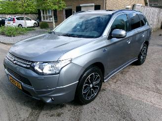 Unfallwagen Mitsubishi Outlander 2.0 PHEV INSTYLE + 2013/12