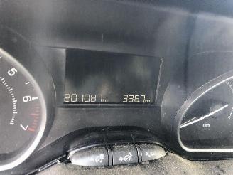 Peugeot 2008 1.2 SIGNATURE picture 16