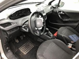 Peugeot 208 1.0 picture 5