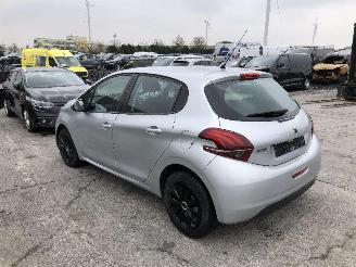 Peugeot 208 1.0 picture 2