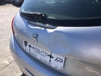 Peugeot 208 1.2 picture 10