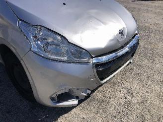 Peugeot 208 1.2 picture 16