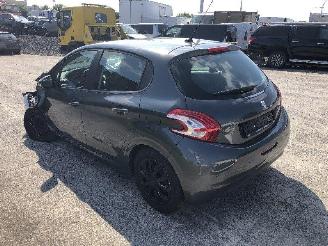 Peugeot 208 1.2 picture 2