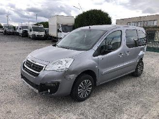 uszkodzony samochody osobowe Peugeot Partner TEPEE  1.2 2017/3