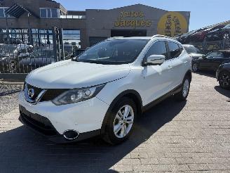 damaged passenger cars Nissan Qashqai 1.2 DIG-T TEKNA 2015/4