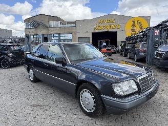 Damaged car Mercedes 200-serie 124 1990/4