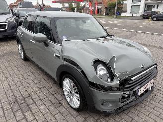 Mini Cooper 1.5 picture 4