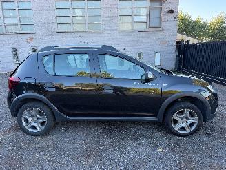 krockskadad bil auto Dacia Sandero PLUS 2017/6