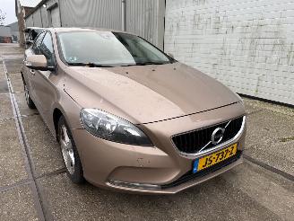 damaged passenger cars Volvo V-40 2.0 T2 Kinetic 2016/6