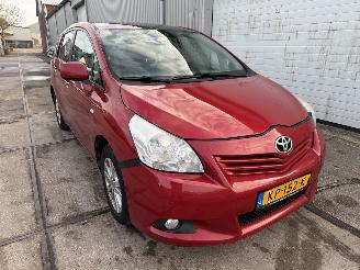 uszkodzony samochody osobowe Toyota Verso 1.8 VVT-i Business Automaat Pano 2011/3