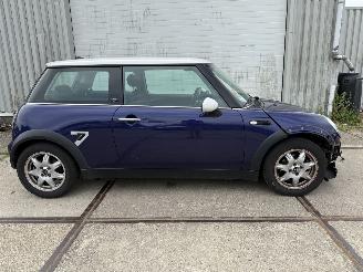Vaurioauto  passenger cars Mini Cooper 1.6 Cooper Seven 2006/1