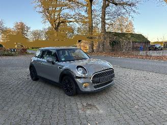 damaged passenger cars Mini One 1.5 EDITION CLIMA ABS PDC B.J 11-2018 SCHROEFSCHADE 2018/11