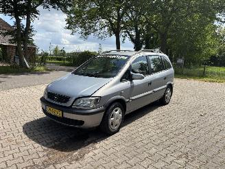 Schadeauto Opel Zafira 7 persoons BENZINE B.J 2000. ( sloop ) 2020/1