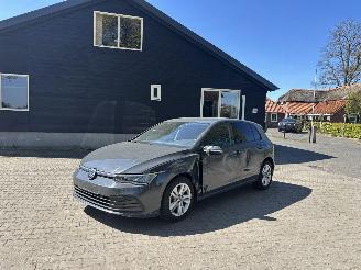 uszkodzony samochody osobowe Volkswagen Golf 8 TSI 110 PK NAVI CLIMA CAMERA LED PDC PRIVACY GLASS B.J 04-2023 2023/4