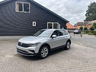 Vaurioauto  passenger cars Volkswagen Tiguan 1.5 AUTOMAAT 150 PK NAVI CLIMA CAMERA VIR DASHBOARD LED TREKHAAK B.J 2024 2024/1