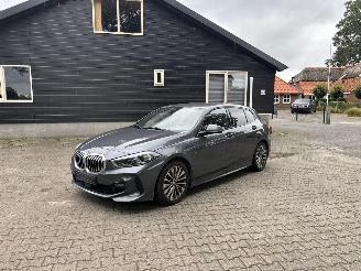 Damaged car BMW 1-serie 118 M SPORT 6 BAK NAVI CLIMA CAMERA PDC LED B.J 2020 2020/2