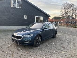 Damaged car Skoda Octavia eTSI AUTOMAAT HYBRIDE NAVI CLIMA VIRT DASH CAMERA TREKHAAK LED B.J 12-2024 2024/12