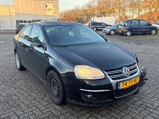 Schadeauto Volkswagen Jetta 1.6 FSI 16V Sedan 4Dr Benzine 1.598cc 85kW (116pk) FWD 2005-09/2008-06 (1K2) BLF; EURO4 2006/8
