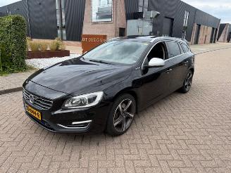 Voiture accidenté Volvo V-60 2.4 D6 Twin Engine R-Design 2015/12