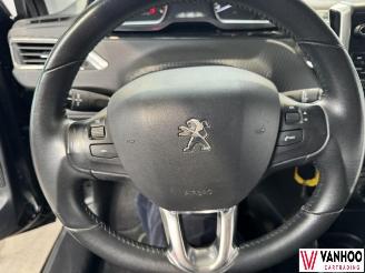 Peugeot 208  picture 17