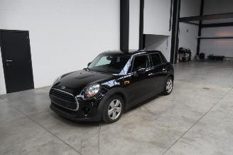 Schadeauto Mini Cooper SEDAN 2017/5