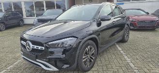 Coche accidentado Mercedes GLA 180 Automaat*LED*Trekhaak*Digitaal display*Comfort stoelen*Parkeerpaket met camera*Navigatie*Apple Carplay*MBUX* 2025/7