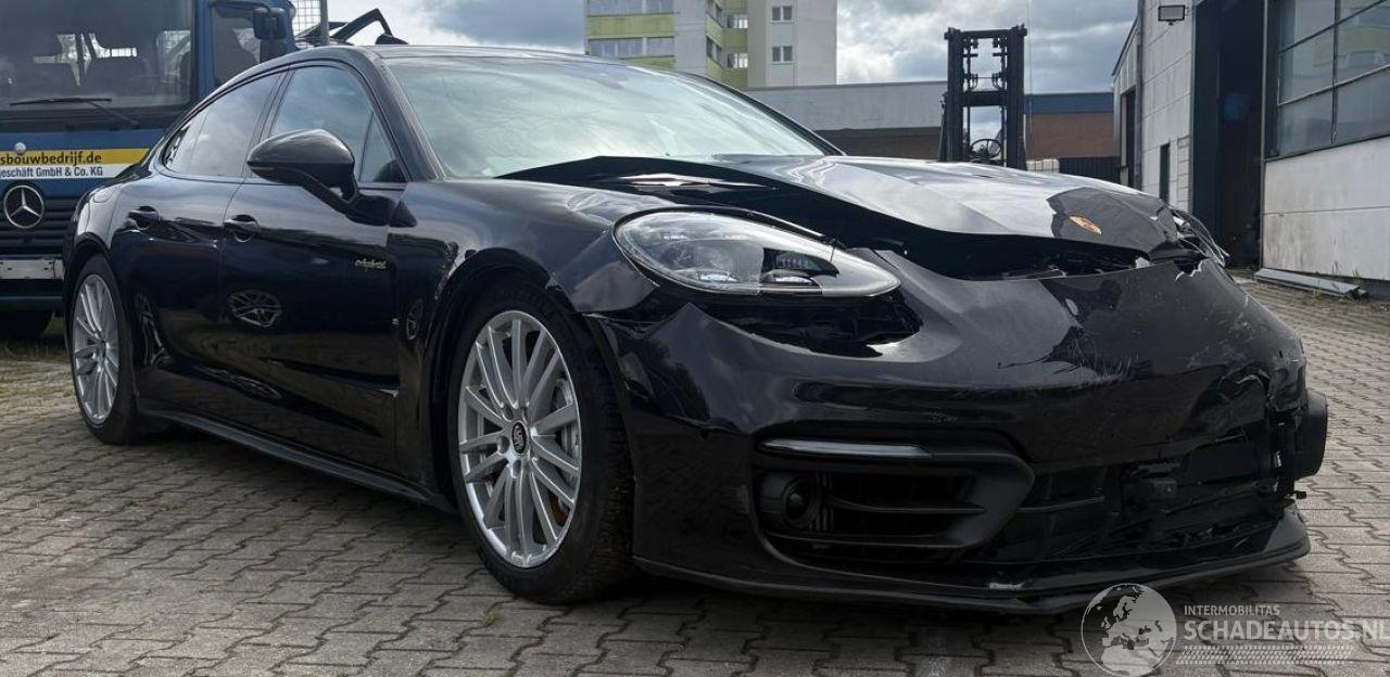Porsche Panamera 4e PlugIn Hybride*Chrono*Panoramaschuifdak*360 Camera*Matrix Laserlicht*Luchtvering*Ambiente*Comfortstoelen met Memory en leer*Bose sound*