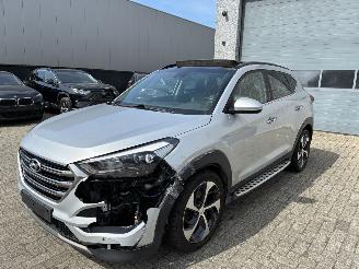 Damaged car Hyundai Tucson HYUNDAI TUCSON 2.0D 2017 4X4 2017/10