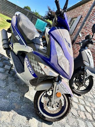 Sym  2 X SCOOTER 125 GEEN SLEUTEL GEEN DOCUMENT picture 1