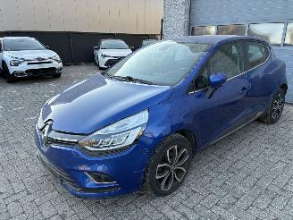 krockskadad bil auto Renault Clio RENAULT CLIO 1.2I AUTOMAAT 2017 2017/6