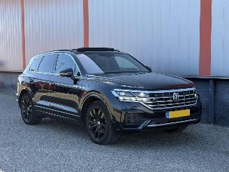 damaged passenger cars Volkswagen Touareg 3.0 TDI R Line BLACK 2018/1