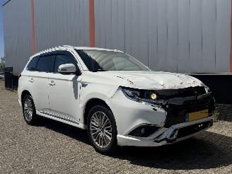 uszkodzony samochody osobowe Mitsubishi Outlander 2.5 PHEV Intense + 2020/1