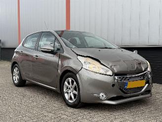 damaged passenger cars Peugeot 208 1.4 e-HDi Blue Lease 2012/1