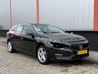Unfallwagen Volvo V-60 2.0 T3 Nordic + 2017/1
