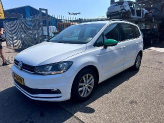 Damaged car Volkswagen Touran 1.0 TSI 7 PERSOON 2019/6