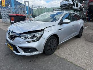damaged passenger cars Renault Mégane 1.5 DCI LIMITED / AUTOMAAT 2018/4