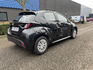 Toyota Yaris 5drs hybrid picture 4