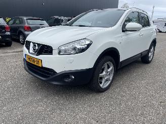 damaged passenger cars Nissan Qashqai 2.0 aut. 2013/8