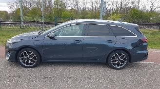 Damaged car Kia Ceed 1.6GDi PHEV 77KW 2023/4