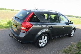 Voiture accidenté Kia Cee d 1.4 Cvvt 90pk Seven Airco Navigatie Clima Camera   2011 2011/9