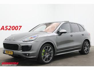 Damaged car Porsche Cayenne 3.0 S E-Hybrid Chrono Pano Memory Lucht Bose Sitzbel.+SHZ 2015/2