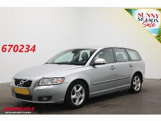 Voiture accidenté Volvo V-50 1.6 D2 S/S Kinetic Cruise Navi Clima Leder SHZ PDC 2011/12