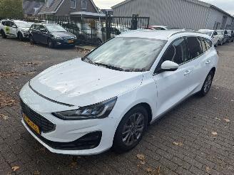 skadebil auto Ford Focus Sationcar 1.0 EcoBoost Hybrid Titanium  125 PK 2024/4