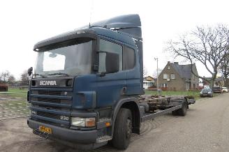 krockskadad bil vrachtwagen Scania P P 94 DB 4X2 NB 230 met BDF wissellaadbakken opbouw en twistlock systeem 2004/2