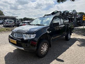Unfall Kfz Van Mitsubishi L-200 4x4 2.5 DI-D Club Cab Invite 4X4 MOTORSCHADE !!!! 2014/3