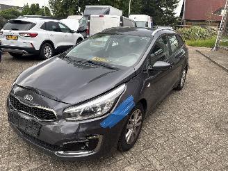 krockskadad bil auto Kia Cee d 1.6 GDI  First Edition 2016/2
