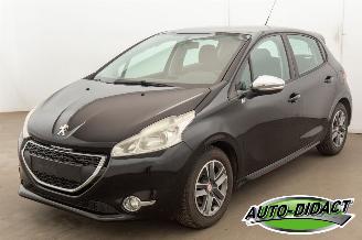 skadebil auto Peugeot 208 1.2 Airco 2013/12