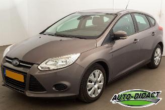 krockskadad bil auto Ford Focus 1.0 Airco Navi EcoBoost Lease Trend 2012/6