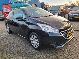 Peugeot 208 1.0 VTi Access COOL  2E eigenaar motor loopt op 2 cil ,rijdt nog wel (ZIE 3E FOTO) picture 1