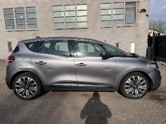 Vaurioauto  passenger cars Renault Scenic IV INTENS 2017/6